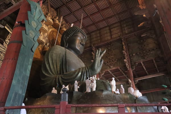一年沖涼一次！動員超過120名僧侶